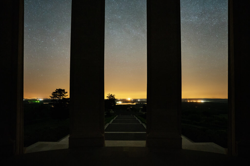 Vue du firmament étoilé depuis l'intérieur du mémorial de Montsec