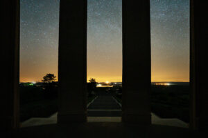 Vue du paysage de nuit étoilé entrecoupé des colones du mémorial de Montsec érigé en mémoire des soldats Américains tombés lors de la première guerre mondiale