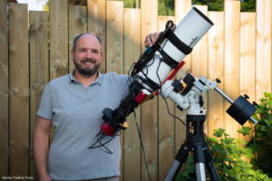 Une photo de Corentin MARTINE à conté de sont materiel d'astronomie, téléscope, monture équatoriale et caméra ZWO monochrome refrodie