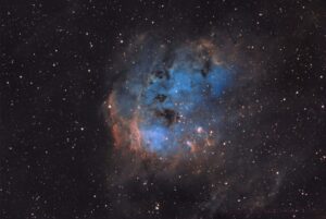 Astrophotographie montrant une nébbuleuse bleue orangée dur fond étoilée