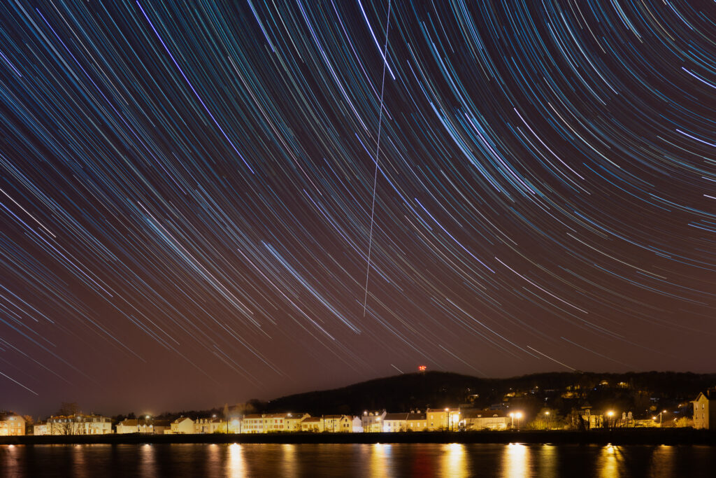 Photographie de trainée d'étoile avec passage de la station spatiale internationale ISS