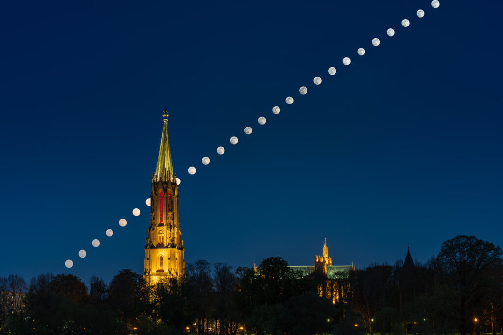 La lune en chapelet se leve sur un clocher et la cathédrale
