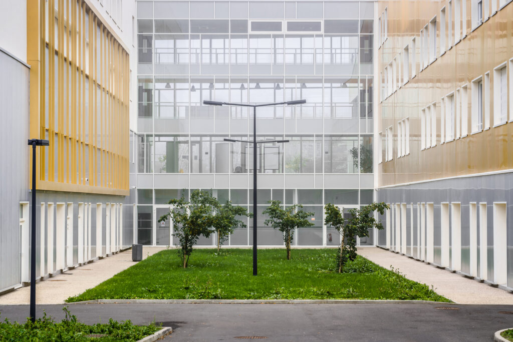 UFR Mathématiques, Informatique, Mécanique Végétaux enfermés dans la cour d'un immeuble