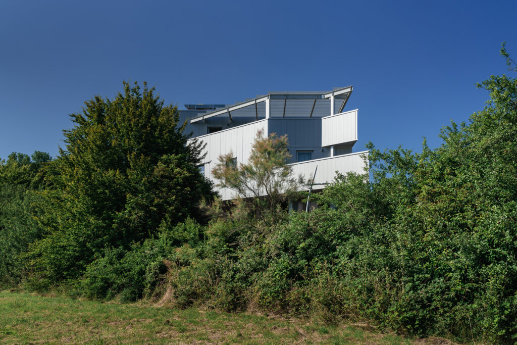 Maison des industries Technologiques Bâtiment architecture qui semble fendre la végétation alentour tel un bateau
