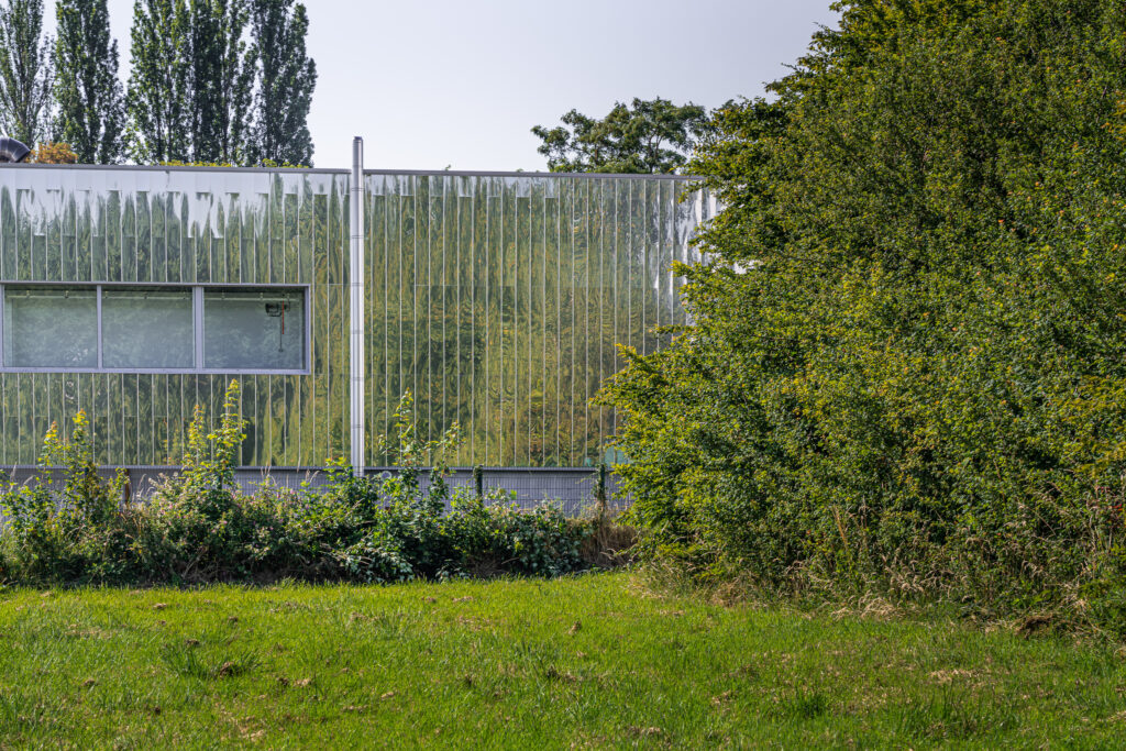 Chambre des Métiers et de L’artisanat – CFA Pôle Alimentai Architecture de panneaux inox et réflexion des végétaux alentours