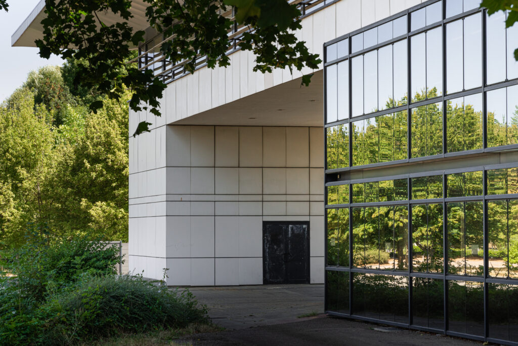IUT département mesure physiques Architecture d'un bâtiment vitre dans lequel se reflète la végétation alentour