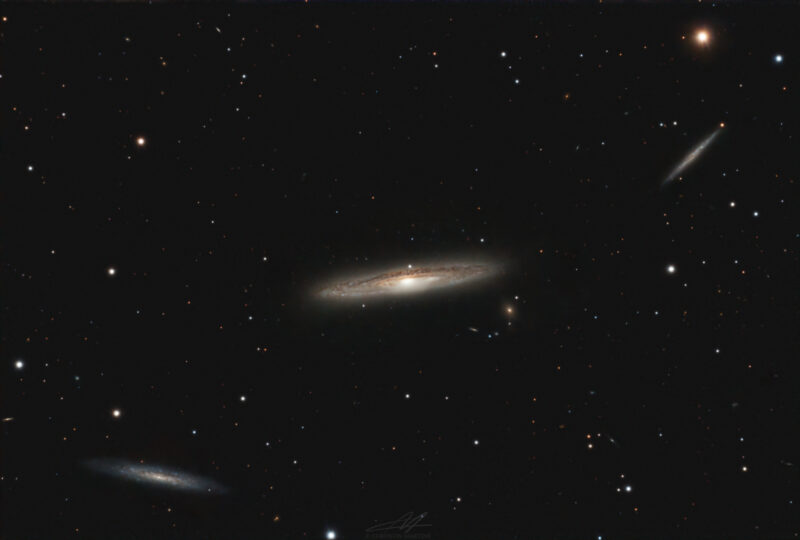 NGG4216 Trois disaues de galaxies