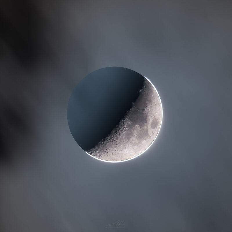 Lune en double exposition Une photo de lune créative avec des nuages qui défilent